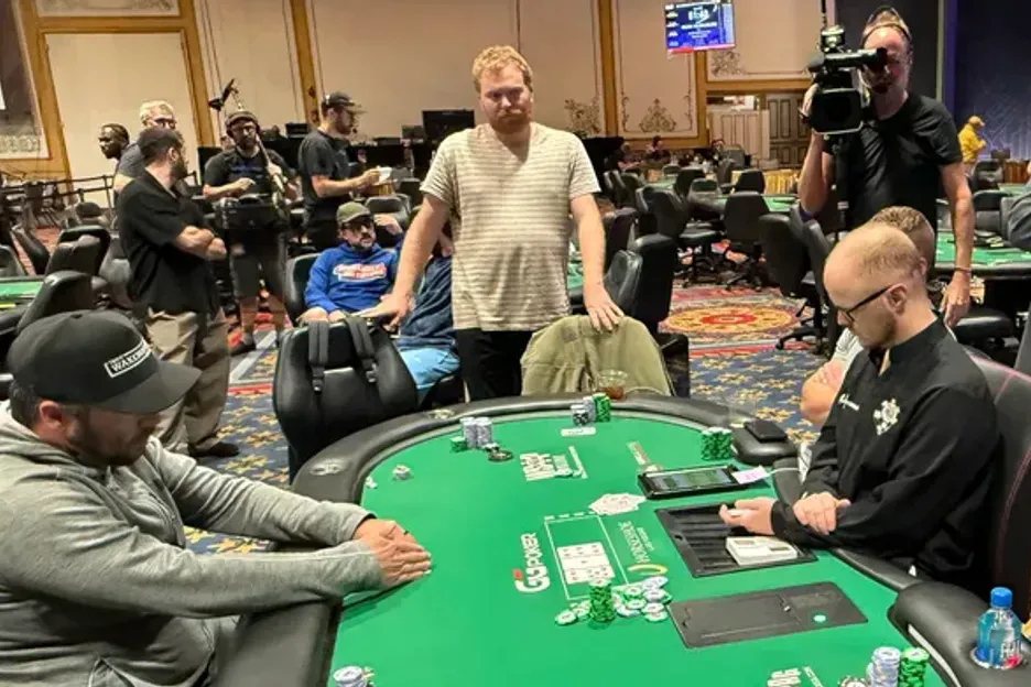【EPCP扑克】WSOP主赛事“拖时间门”:为躺赚2万美金,他磨了整整17分钟